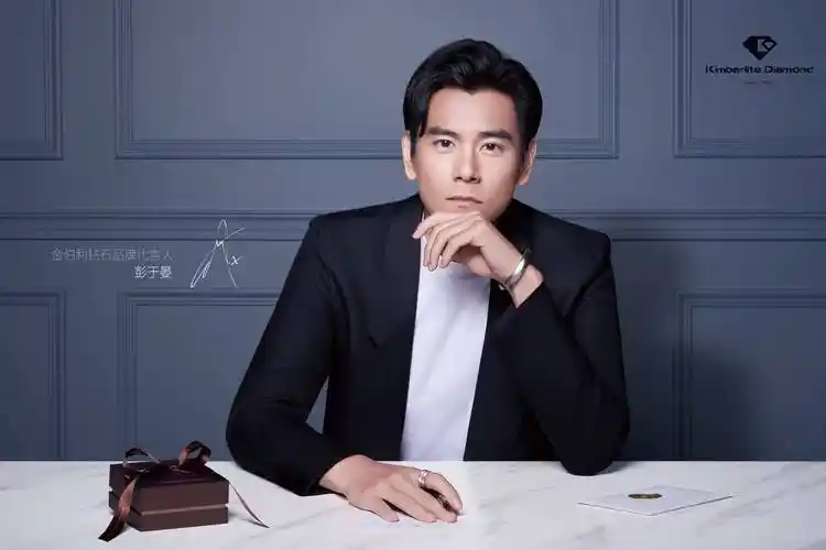 2021年,金伯利钻石签约实力演员"国民男神"彭于晏成为品牌首位代言人