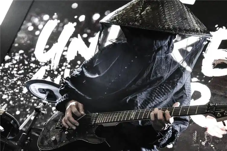 3 当日下午 floydrose代言人,葬尸湖乐队吉他手fall也来到现场为floyd