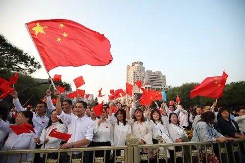 【高清大图】五星红旗迎风飘扬,三秦儿女祝祖国生日快乐!