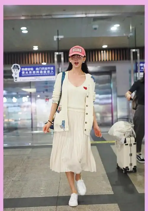 6小时前 我要分享 10月12日,林志玲现身厦门机场街拍,其中林志玲头戴