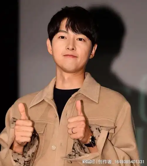 宋仲基在首尔街头被偶遇锅盖头很土气皮肤松弛下垂双下巴严重