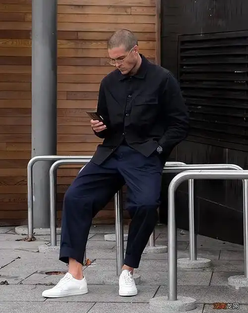 男士黑色衬衫怎么搭配下身好看 男生黑色衬衫配什么裤子