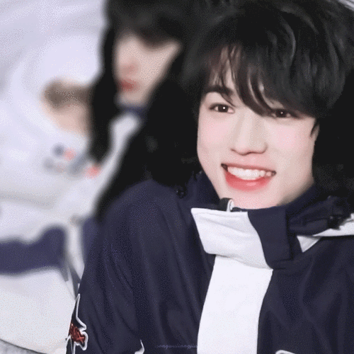 这两年的宋亚轩迅速抽条,五官也越来越立体,从小馒头长成了小白杨