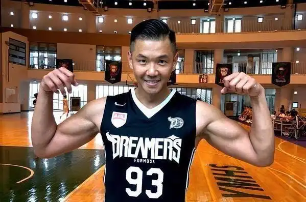 黑人陈建州晒250斤童年肥胖照与如今健美肌肉形成鲜明对比