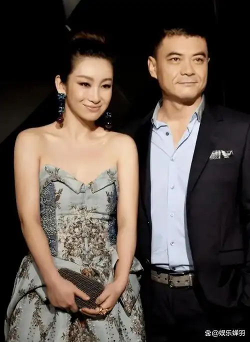 45岁的秦海璐太受宠了!与大6岁老公手牵手似父女,甜美似公主!