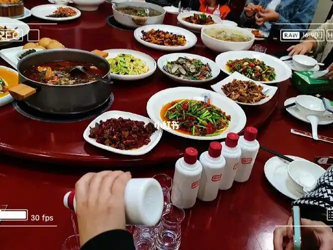 茅台人吃饭的正确打开方式,提上光瓶老酒,没有华丽的包装,全靠酒质好