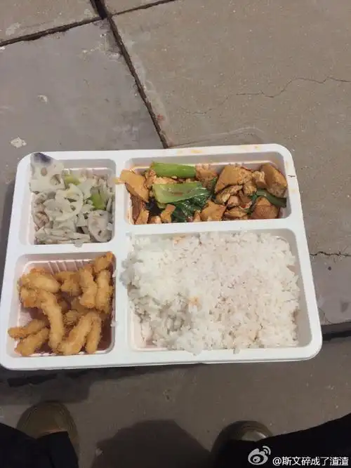 九月从工地的盒饭开始[挖鼻]太挑食没吃.