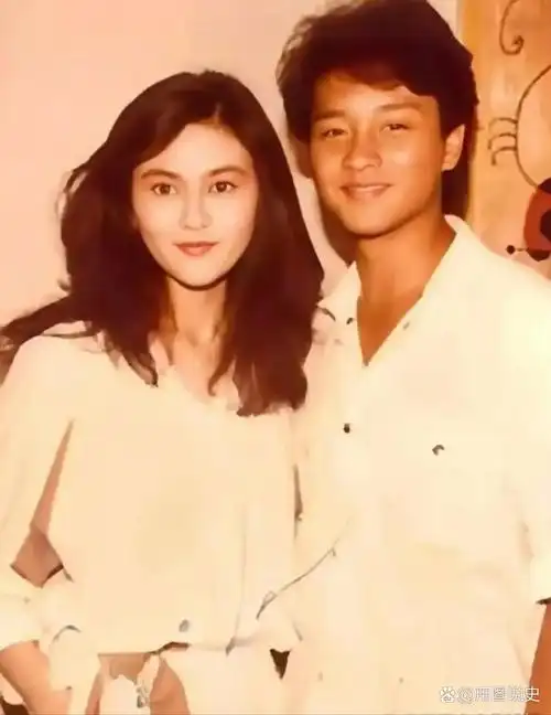 这张照片拍摄于1981年,关之琳和张国荣的合影.