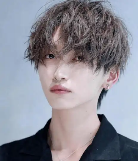 短发定位烫发型在外围有着很强烈的空气感卷发,短发烫发发型鬓角是