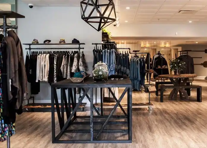 服装店面设计原木地板装修实景图