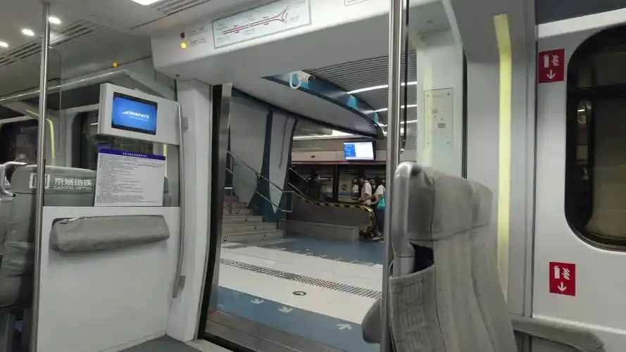 北京地铁首都机场线三元桥站出站车内视角