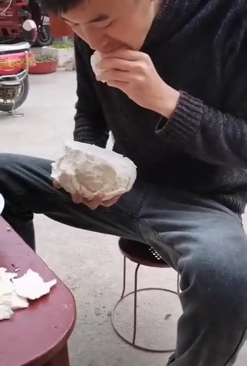 一个馒头两只手拿着都显大,看完小哥的吃相,我突然感觉撑得慌