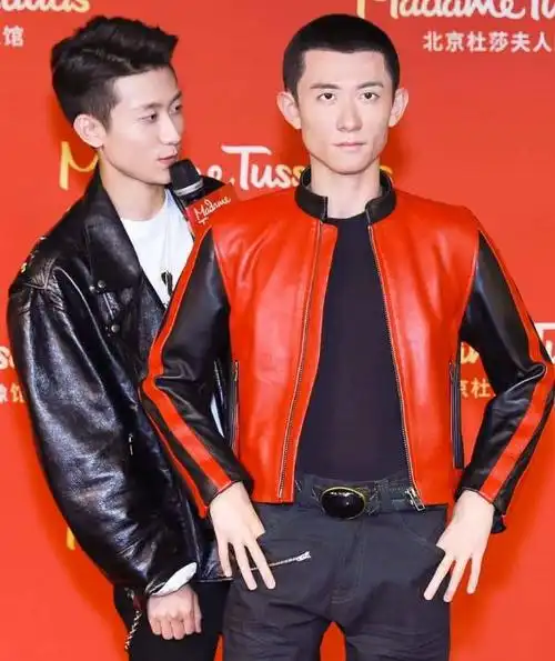 杨紫实力宠弟,特地晒蜡像馆与张一山蜡像合照,网友:宠弟狂魔!