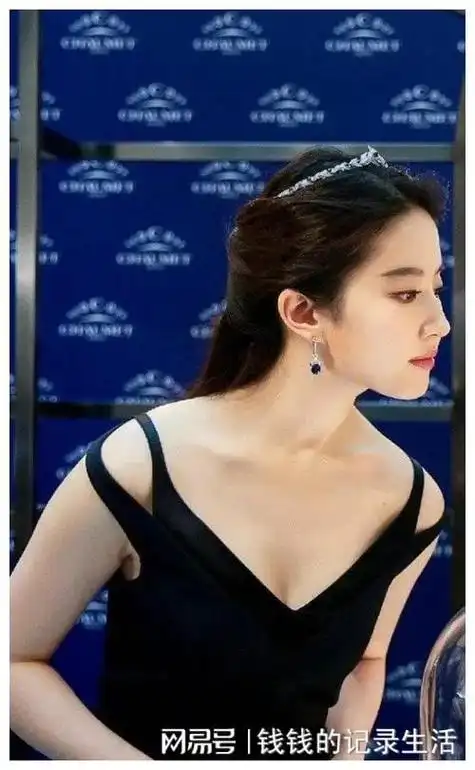 刘亦菲礼服前竟然露出三角区!被网友直呼:这谁扛得住啊?