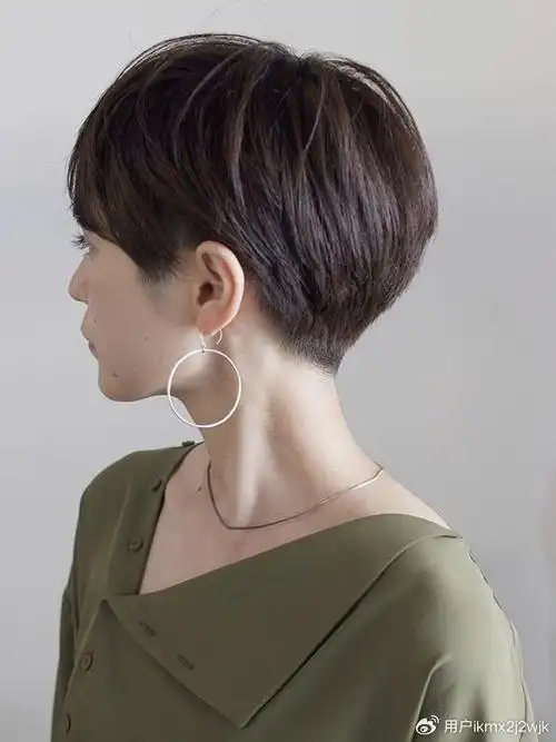 58到88的女性,发型这样剪,花白头发也很美|短发|发型|头发_新浪新闻