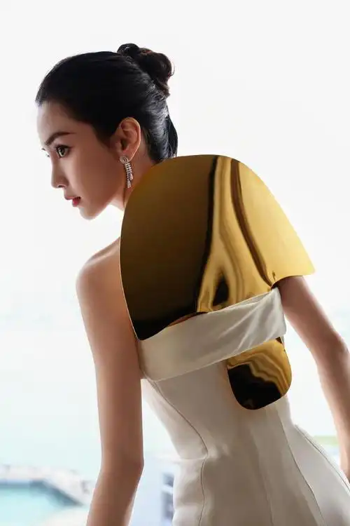 杨颖新造型有个性,穿白色抹胸长裙身姿曼妙,金色铁锹成时尚单品