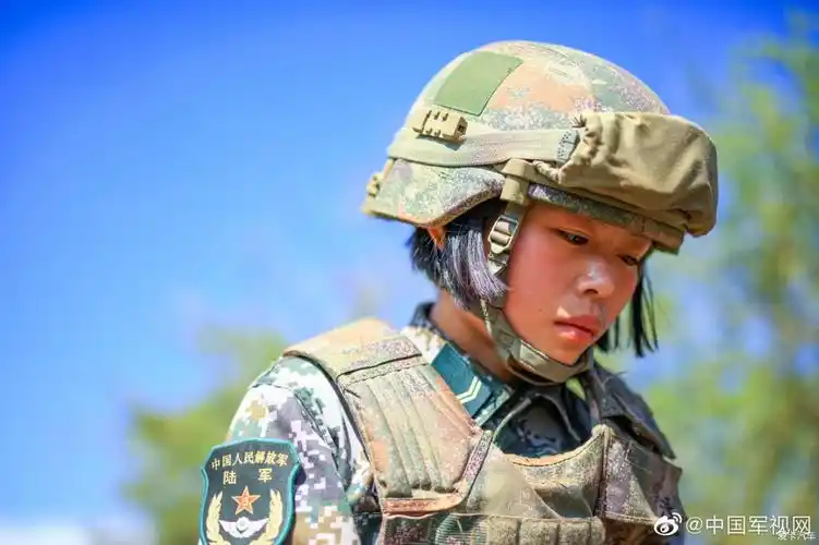 pla南部战区陆军某旅换装星空迷彩新头盔和战术背心的通信女兵