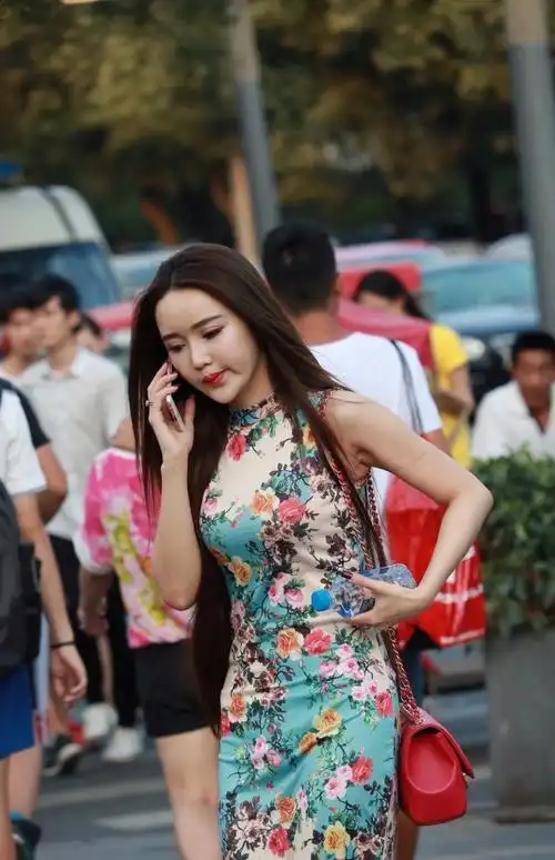 重庆街拍旗袍美女气质俏丽温馨动人