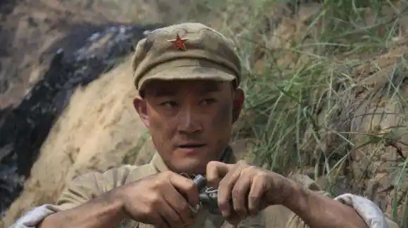 擅长演猴戏,被称为"西北铁猴子",2001年,周猛在电视剧《插翅难逃》中