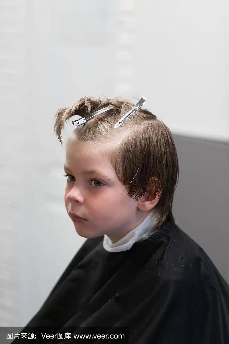 一个小男孩在儿童理发店里