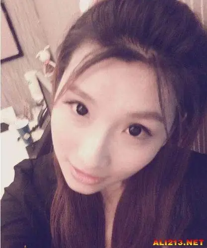 柚柚   点评:柚柚这个人可是大有来头的,她是世界冠军sky的女朋友,长