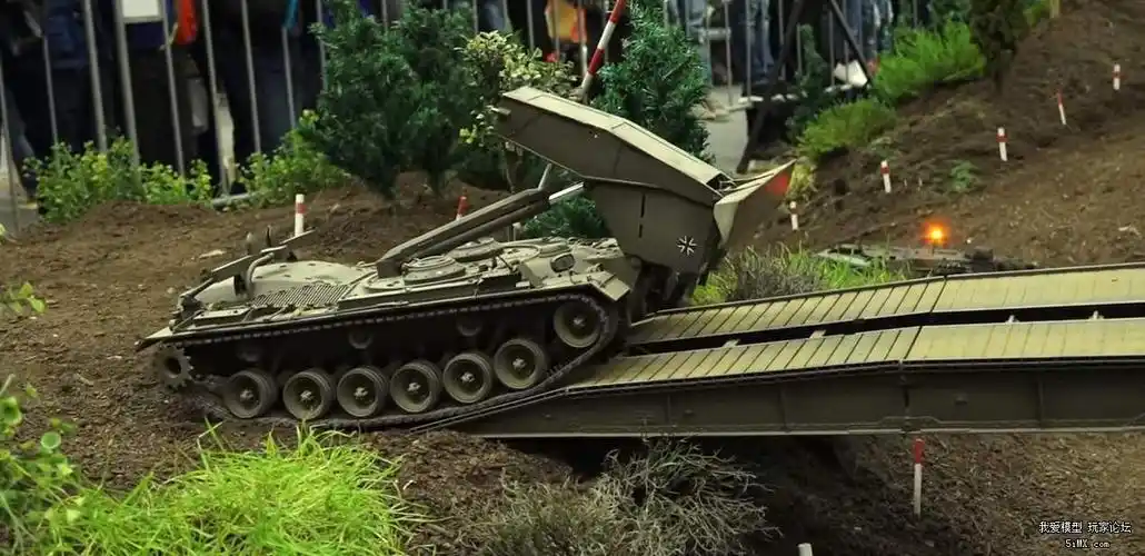 【毒物】德国遥控坦克军事模型建设场景