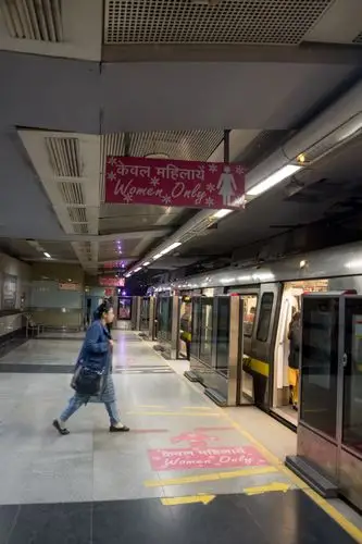 原创印度首都地铁实拍:这一点真让国人羡慕,每节车厢都能免费充电