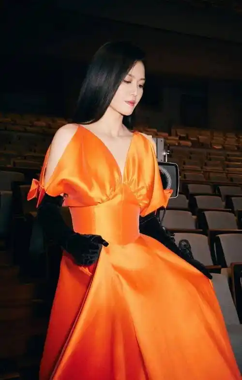 梦幻女神谭维维身穿橙色优雅深v连衣裙拍摄美照_魅力_梦想_照片