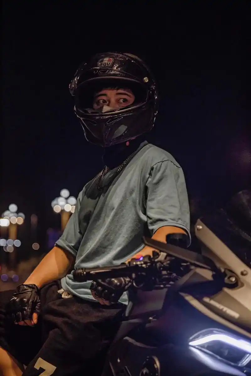 夜骑 #机车摄影 - 抖音