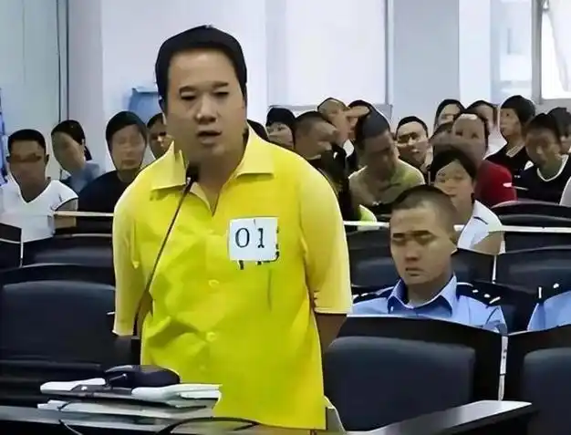 倒爷法官裴洪泉将美女下属发展成情人与前妻联手倒房卖房