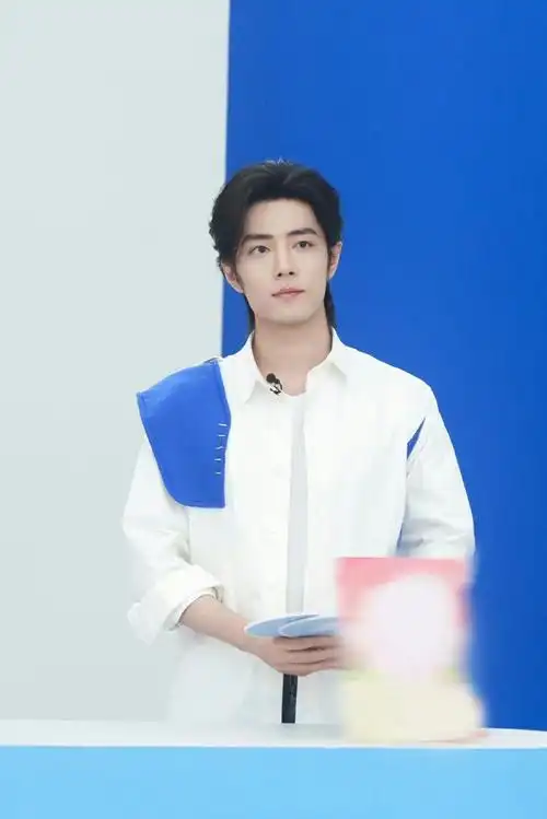 肖战是男大生吧##肖战蓝色拼接衬衫##肖战工作室送林俊杰花篮