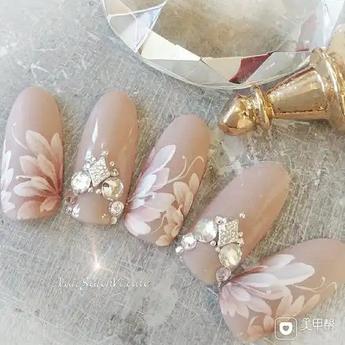 圆形白色裸色钻手绘花朵美甲图片