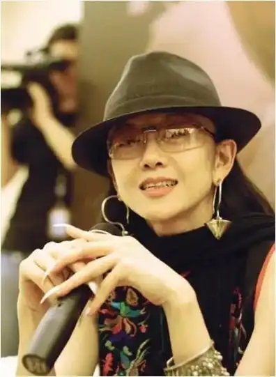 离婚后杨丽萍焕发新生无儿无女也精彩自由生活惹人羡