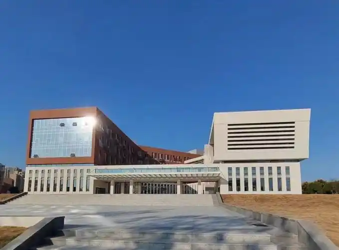 武汉纺织大学阳光校区9号教学楼项目