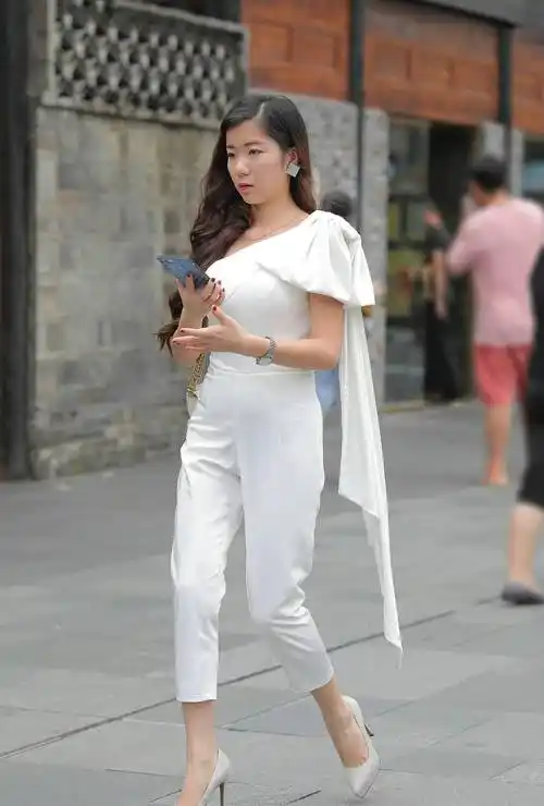 原创小姐姐穿白色不显胖美女搭配白色连身裤和白色高跟鞋