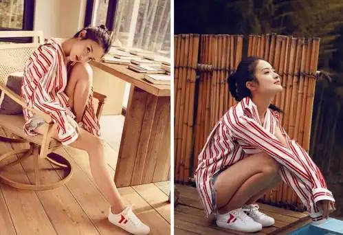 看她穿着一件条纹的白色衬衫上衣,搭配了牛仔短裤,鞋子也是白色球鞋
