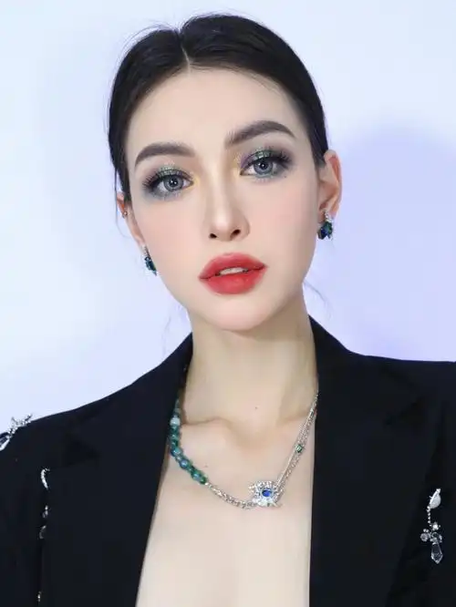 撞色无眼线烟熏妆