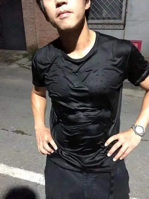 邓超晒照说:一天1公斤跟玩似的,他全身湿透大秀肌肉在健身吗?