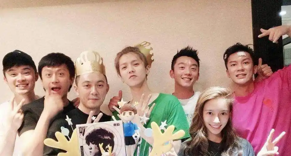 当时鹿晗正当红,自曝恋情的结果是,很多粉丝不能接受这件事,直接脱粉.