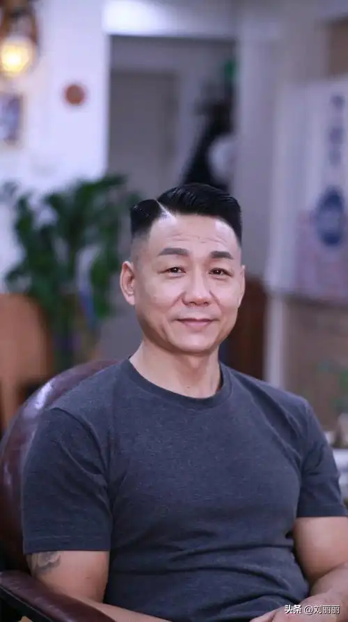 今年最火的三款寸头,精干酷盖又有男人味,不挑发质谁剪都帅气(发型男