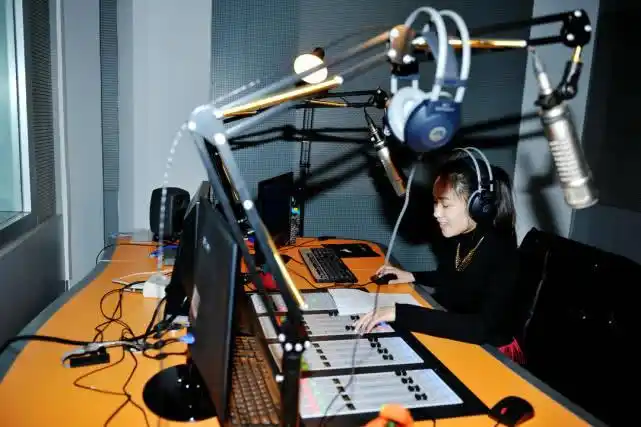 揭秘电台直播间真实样子:你以为主持人在念稿子?看完你会很佩服