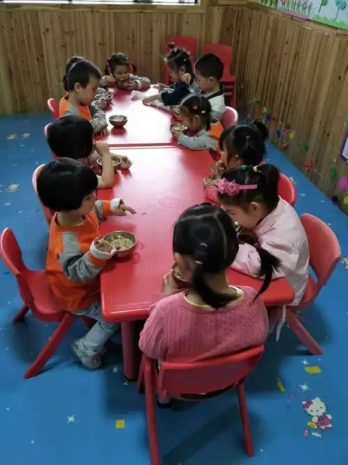 关注的问题,今天让我们家长来看看我们苗苗班小朋友在幼儿园吃饭的