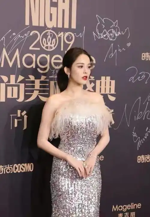 古力娜扎:性感唯美,青春靓丽,举手投足间尽显少女的恬淡恣意|抹胸