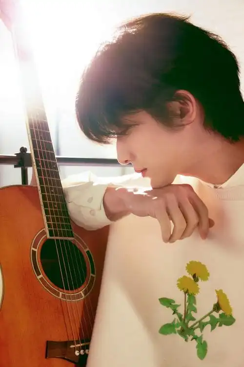 张新成卷发#张新成生日写真大片,白色卫衣,牛仔裤,温柔的家居风少年