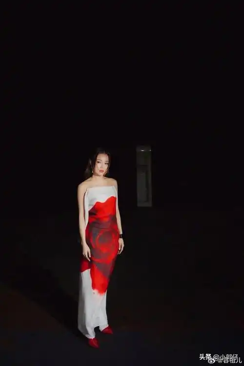 容祖儿晒最新穿搭美照,一袭红白色吊带露背长裙,性感优雅美丽!