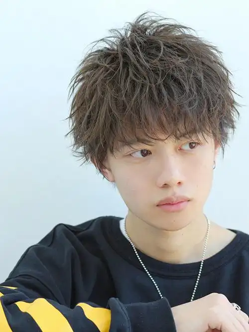 男生亚麻色染发图片效果夏天暗黄色染色发型2