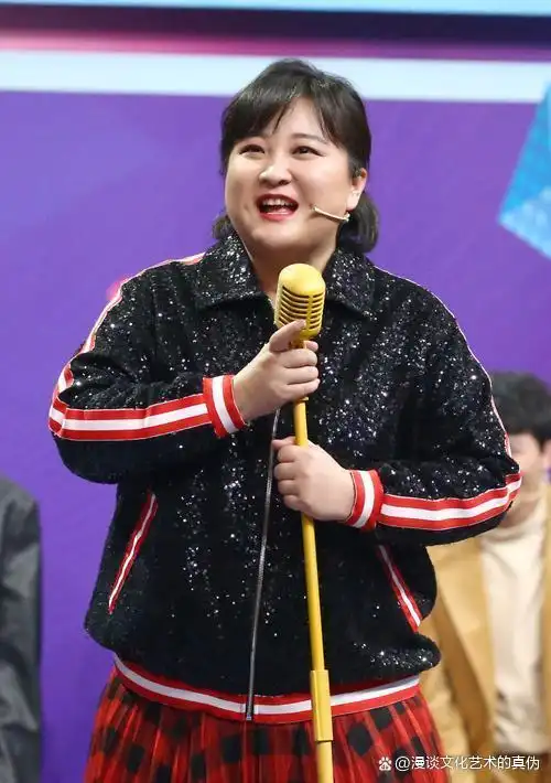 贾玲是一个小品演员,是笑星冯巩的关门女弟子.