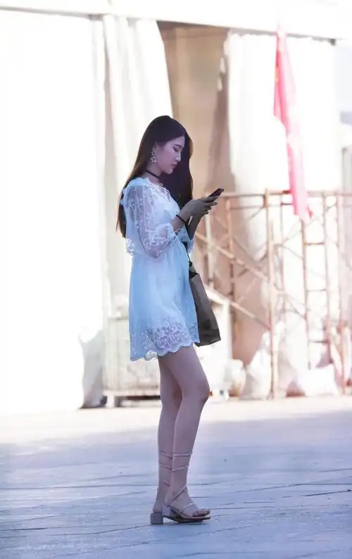 街拍:长的漂亮就会受宠?不一定,这个城市美女太多已经不稀奇了