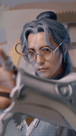 平面照片还用心的准备了小鲁班,阿云嘎拿着小鲁班时真的萌我一脸,反差