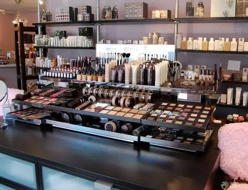 小型化妆品店装修陈列图片欣赏